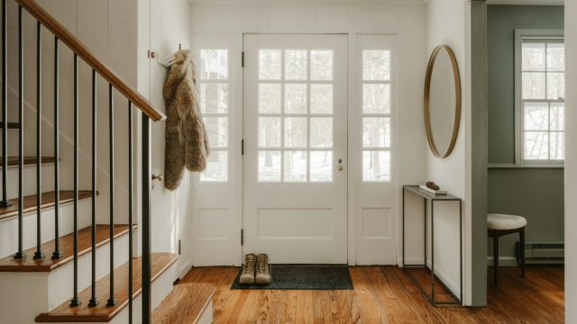 Jangan Asal Taruh Sepatu di Depan Pintu! Ini 7 Cara Menata Area Masuk Rumah agar Rapi dan Nyaman