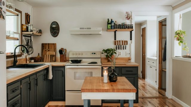 Dapur Kecil Terasa Sempit? 8 Cara Menatanya agar Lebih Rapi dan Fungsional